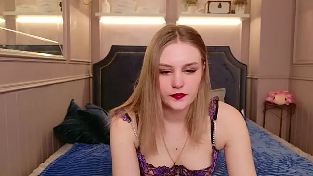 Snapshot of Molly_Voses chatting on April 21, 2026, 1:42 am Molly Voses online show from April 21, 2026, 1:42 am