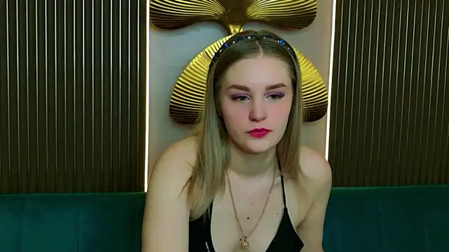 Snapshot of Molly_Voses chatting on April 24, 2026, 8:44 pm Molly Voses online show from April 24, 2026, 8:44 pm