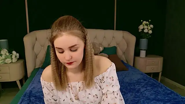 Snapshot of Molly_Voses chatting on May 1, 2026, 8:35 pm Molly Voses online show from May 1, 2026, 8:35 pm