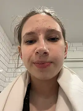 Snapshot of michelle_lovique chatting on April 15, 2026, 7:04 am michelle lovique online show from April 15, 2026, 7:04 am