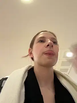 Snapshot of michelle_lovique chatting on April 25, 2026, 8:28 am michelle lovique online show from April 25, 2026, 8:28 am