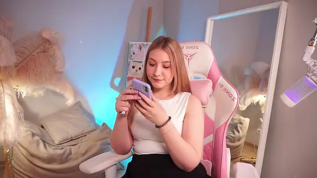 Snapshot of Emilicious chatting on April 16, 2026, 5:30 am Emilicious online show from April 16, 2026, 5:30 am