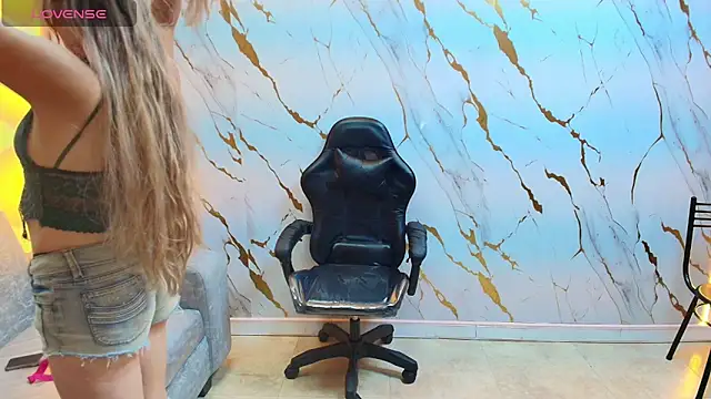 Summer tf online show from April 15, 2026, 2:02 pm