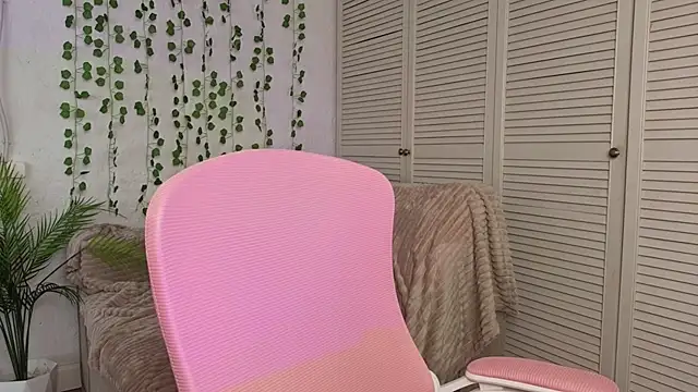 vielleee online show from May 15, 2026, 2:07 am