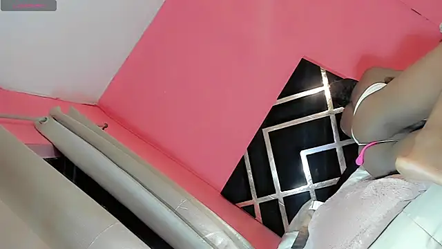 liyenpain01  online show from April 11, 2026, 7:45 am