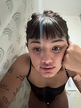 Snapshot of vickdaqui chatting on April 7, 2026, 8:31 pm vickdaqui online show from April 7, 2026, 8:31 pm