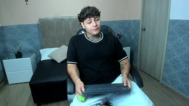 Snapshot of DAMON_SALVATTORE chatting on April 14, 2026, 3:34 am DAMON SALVATTORE online show from April 14, 2026, 3:34 am