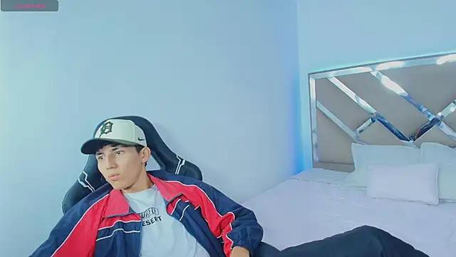 Snapshot of Valentino_Rey chatting on April 16, 2026, 12:06 pm Valentino Rey online show from April 16, 2026, 12:06 pm