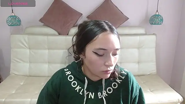 Marianne Cam online show from April 17, 2026, 4:21 pm