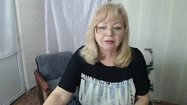 Snapshot of LavandaMay chatting on April 20, 2026, 8:28 am LavandaMay online show from April 20, 2026, 8:28 am