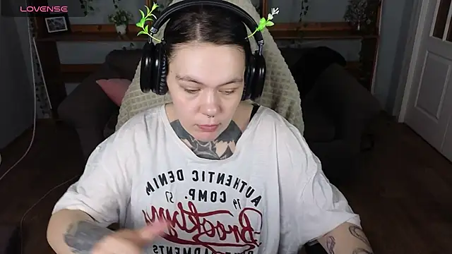 QwertyAnnie Lbo online show from April 20, 2026, 4:32 pm