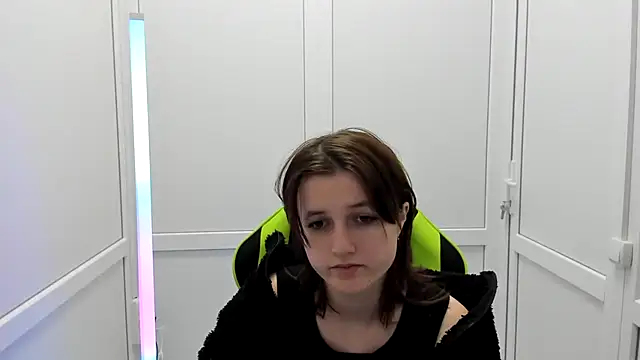 Snapshot of GoldenKiss chatting on April 13, 2026, 6:30 am GoldenKiss online show from April 13, 2026, 6:30 am