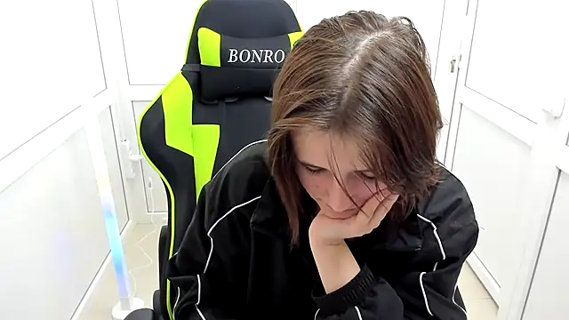 Snapshot of GoldenKiss chatting on April 16, 2026, 6:47 am GoldenKiss online show from April 16, 2026, 6:47 am