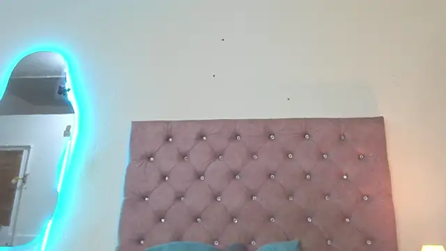 laurenlaine online show from June 7, 2026, 2:32 pm