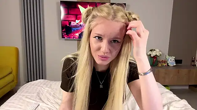 Snapshot of moonavelle chatting on July 14, 2026, 9:09 pm moonavelle online show from July 14, 2026, 9:09 pm