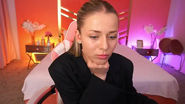 DoveLovee online show from May 18, 2026, 12:55 pm