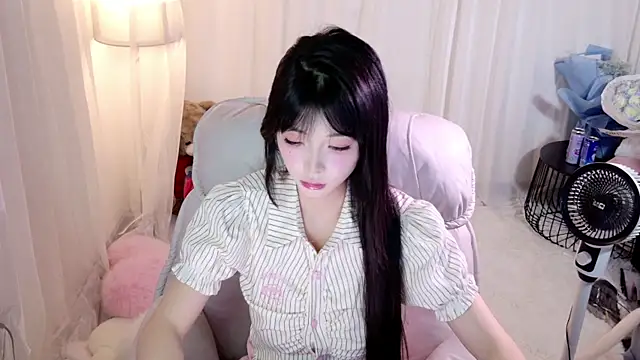 Snapshot of Zoe-001 chatting on April 26, 2026, 2:04 pm Zoe-001 online show from April 26, 2026, 2:04 pm
