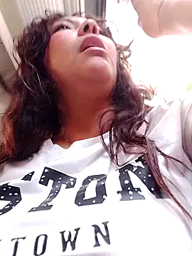 Izel  online show from April 15, 2026, 5:53 pm