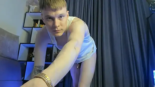 Snapshot of TwinkWhite chatting on April 16, 2026, 9:39 pm TwinkWhite online show from April 16, 2026, 9:39 pm