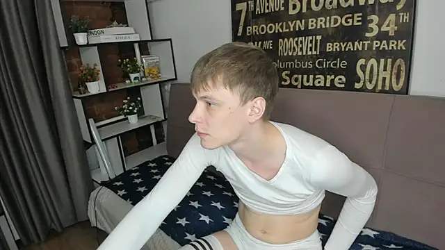 Snapshot of TwinkWhite chatting on May 19, 2026, 9:10 pm TwinkWhite online show from May 19, 2026, 9:10 pm