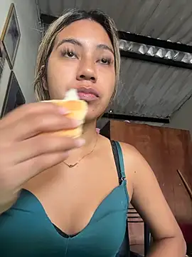 Snapshot of Kimmiebellarie chatting on June 14, 2026, 4:53 pm Kimmiebellarie online show from June 14, 2026, 4:53 pm