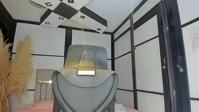 Snapshot of DeboraCopper_ chatting on April 14, 2026, 12:38 am DeboraCopper online show from April 14, 2026, 12:38 am