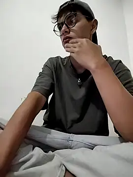 Snapshot of Camilo_hot21 chatting on April 12, 2026, 6:18 am Camilo hot21 online show from April 12, 2026, 6:18 am