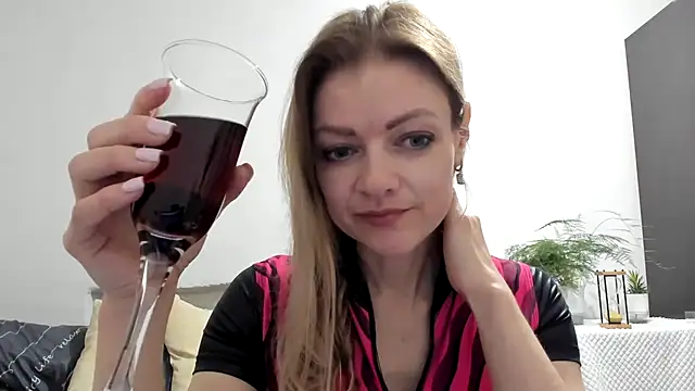 Snapshot of Severina7 chatting on April 17, 2026, 7:39 pm Severina7 online show from April 17, 2026, 7:39 pm