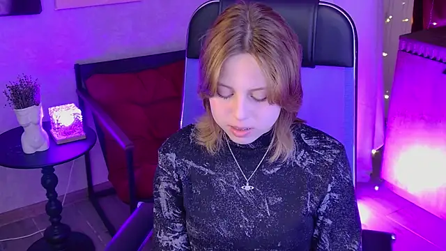 Snapshot of VivienneHebert chatting on July 17, 2026, 9:38 am VivienneHebert online show from July 17, 2026, 9:38 am