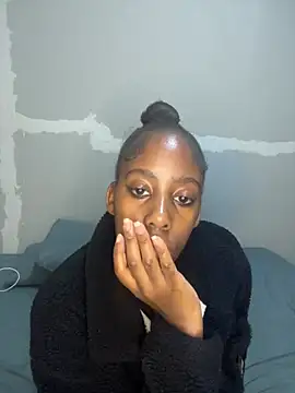 petite bee online show from April 25, 2026, 4:59 pm