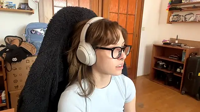 PillowPeachX online show from April 22, 2026, 2:07 pm