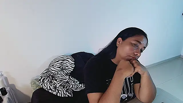 cristycurvy 02 online show from April 15, 2026, 8:42 pm
