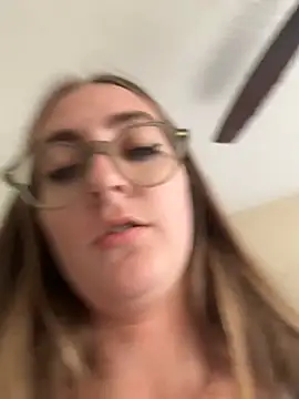 prettykitttty online show from April 16, 2026, 9:39 pm