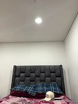 SecretFlameDuo1904 online show from June 6, 2026, 3:44 am