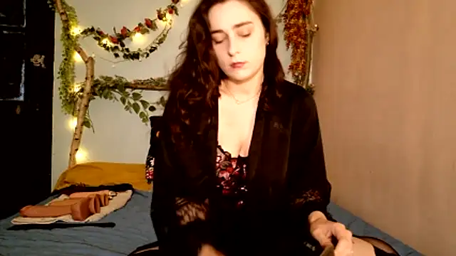 missclochette online show from May 19, 2026, 12:33 pm