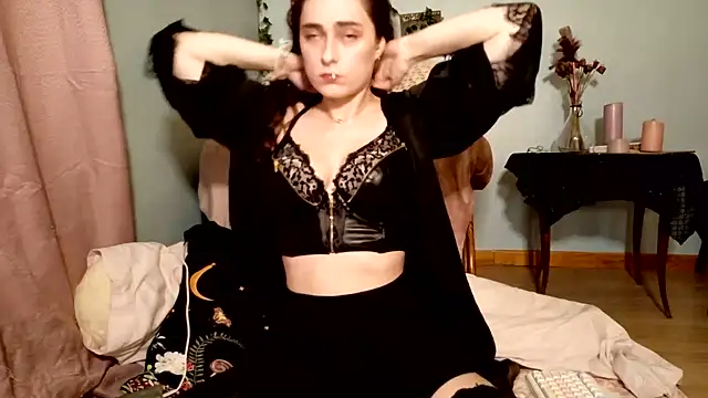 Snapshot of missclochette chatting on June 17, 2026, 12:18 pm missclochette online show from June 17, 2026, 12:18 pm