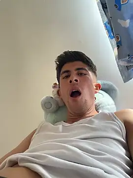 Snapshot of Luis-avatar chatting on April 15, 2026, 7:10 pm Luis-avatar online show from April 15, 2026, 7:10 pm