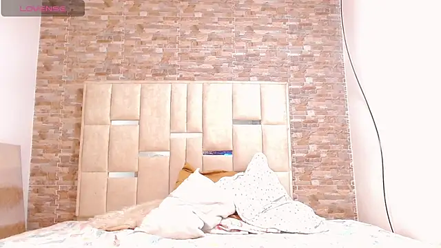 Snapshot of paola_blond01 chatting on April 19, 2026, 12:33 am paola blond01 online show from April 19, 2026, 12:33 am