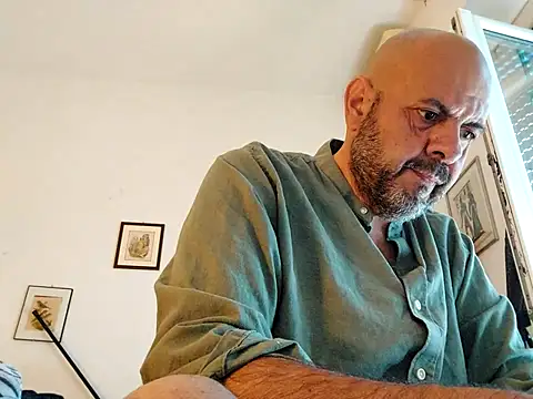 merenda2105 online show from May 9, 2026, 3:50 pm