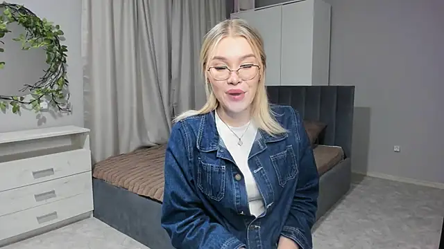 BlondeAura online show from May 6, 2026, 10:15 pm