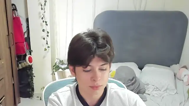 Snapshot of Felixzyn chatting on June 24, 2026, 7:35 pm Felixzyn online show from June 24, 2026, 7:35 pm