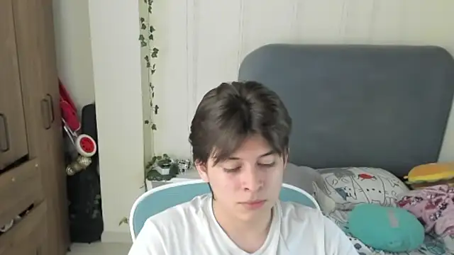 Snapshot of Felixzyn chatting on July 22, 2026, 7:49 pm Felixzyn online show from July 22, 2026, 7:49 pm