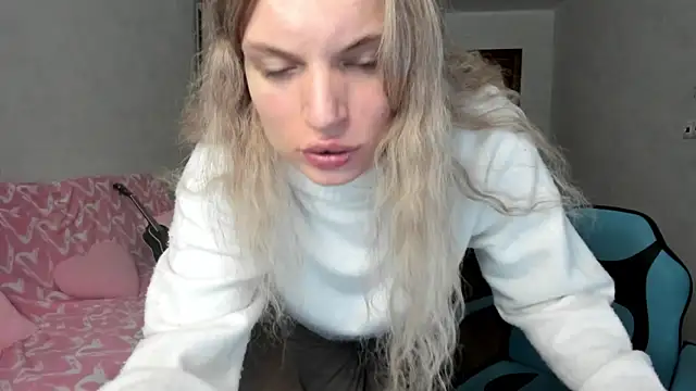 milliKira006 online show from May 11, 2026, 12:22 pm