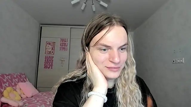 milliKira006 online show from May 26, 2026, 7:54 pm