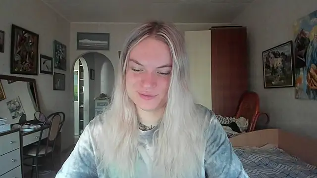 milliKira006 online show from August 3, 2026, 4:22 am