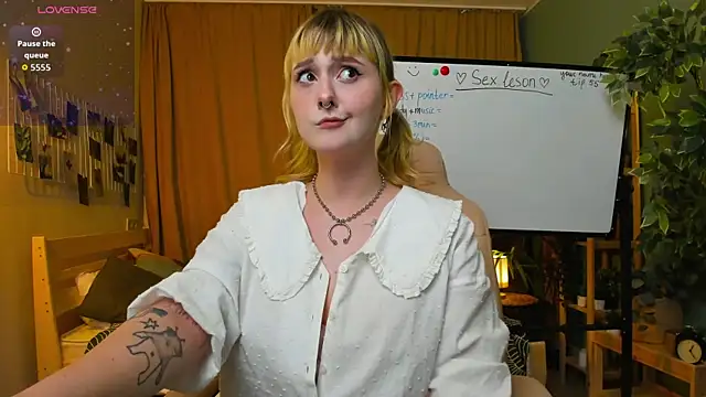 Snapshot of Emma_Thomps chatting on May 7, 2026, 2:22 pm Emma Thomps online show from May 7, 2026, 2:22 pm