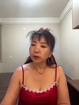 lucy-698 online show from April 29, 2026, 1:37 pm