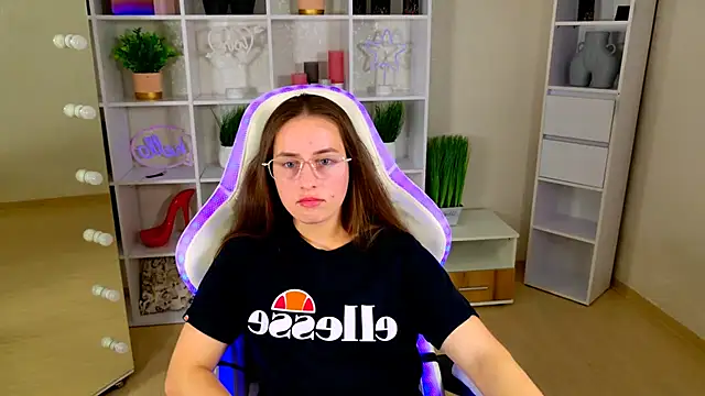 NadinnL online show from May 21, 2026, 6:42 am