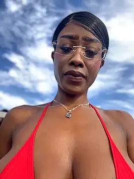 CocoaLuxeXXX online show from June 18, 2026, 1:15 pm
