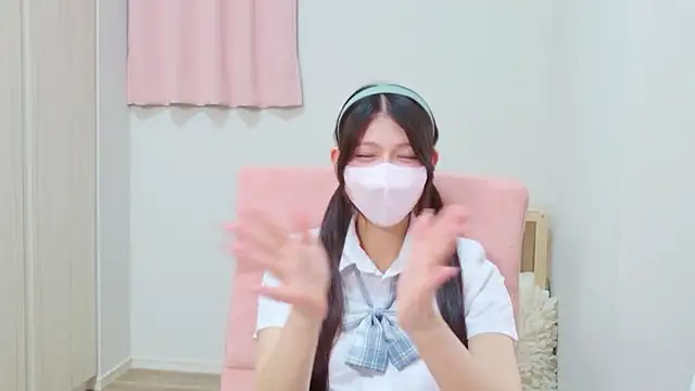 Lina caro  online show from April 24, 2026, 12:29 pm